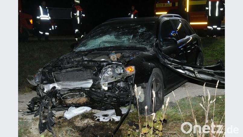 Das Auto, das am Sonntagabend bei Ehenfeld über den Kreisverkehr raste, hat nur noch Schrottwert. Bild: gf