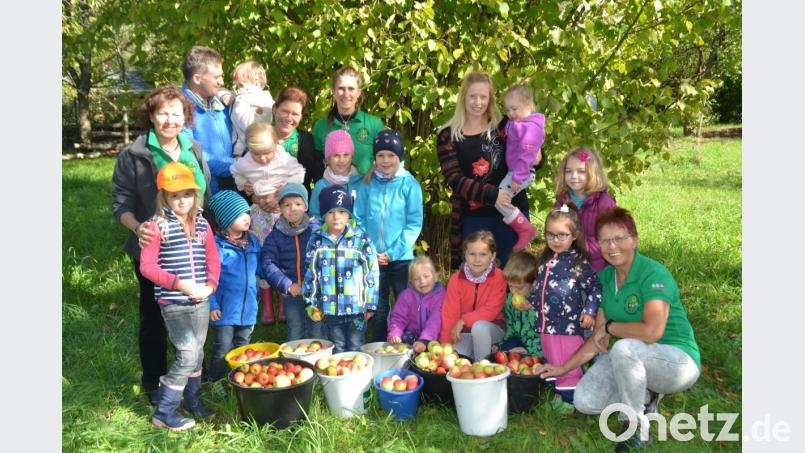Die Kindergruppe der &quot;Zaunkönige&quot; freut sich über die reiche Obsternte. Bild: hcz