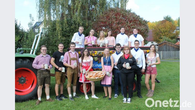 Dank ihres traditionellem Outfits stehen der Löschwitzer Kirwajugend beim Umzug alle Türen offen. Bild: rpp