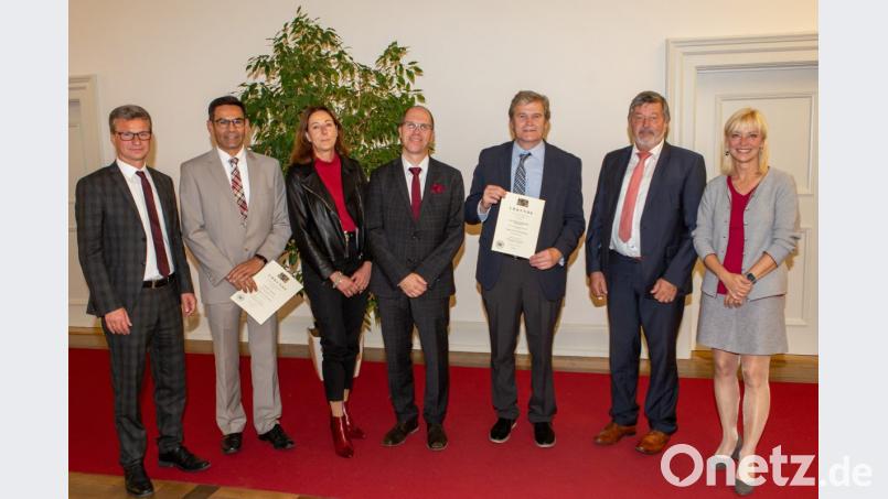 Die Grafenwöhrer Grundschule erhält das „Profil Inklusion“. Darüber freuen sich Kultusminister Bernd Sibler (von links), Rektor Thomas Schmidt, Schulrätin Elisabeth Junkawitsch, Regierungsschuldirektor Stefan Fricker, Rektor Werner Winderl (Mittelschule Oberviechtach), Schulamtsdirektor Georg Kick (Fachlicher Leiter Schulamt Schwandorf) und Staatssekretärin Carolina Trautner. Bild: KM Bayern