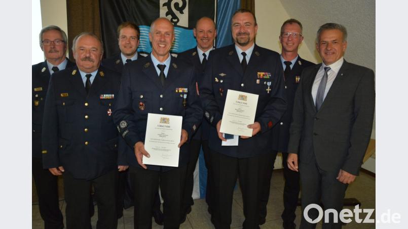 Staatliche Ehrungen für jahrzehntelangen Dienst gab es für Joachim Sommer (Vierter von links) und Michael Eckstein (Dritter von rechts). Es gratulierten (von links) Kreisbrandmeister Albert Fröhlich, Kreisbrandrat Andreas Wührl, Vorsitzender Christian Grillmeier, Kommandant Franz Bauernfeind, 2. Kommandant Günther Sommer und Bürgermeister Roland Grillmeier. Bild: jr