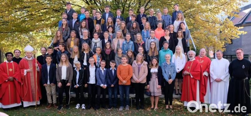 64 Jugendliche empfingen in Schwarzenfeld das Sakrament der Firmung. Mit im Bild Weihbischof Reinhard Pappenberger und die Mitzelebranten. Bild: mab