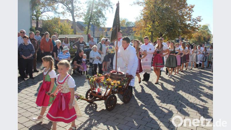 Beim Kirchweihumzug darf das obligatorische Bierwagerl nicht fehlen. Bild: stg