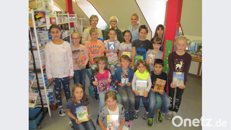 Stolz präsentieren die Gewinner der Bücherrallye ihre Preise. Die Leiterin der Stadtbücherei Renate Stigler, Zweite Bürgermeisterin Christa Zapf und &quot;Glücksfee&quot; Selina Hummer (von links) gratulierten den Leseratten. Bild: bl