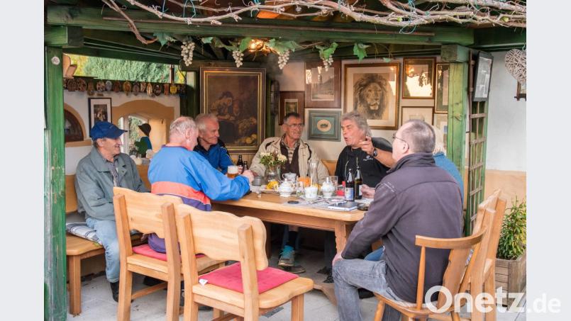 Seine neuen Freunde aus Weiher und Umgebung sind bei Fritz Seyferth jederzeit willkommen. Für ein Bier und eine gepflegte Unterhaltung ist immer Zeit. Bild: chl