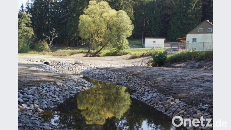 Die Ascha ist in einem Teilstück verlegt, die Überfahrt zur Erschließung der Baustelle ist abgeschlossen. Die Brücke wird abgerissen und erneuert. Bild: mmj