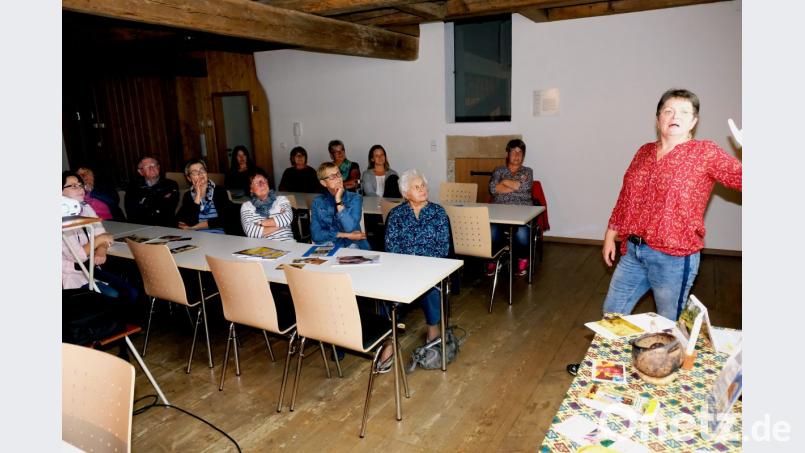 Unter dem Leitgedanken „Schwarz und Weiß im Miteinander“ informiert Elisabeth Merkl (rechts) bei einer Veranstaltung der Volkshochschule im Malzhaus über das Mitreiseprojekt „As Friends to Kenya“. Bild: do