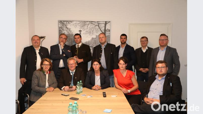 Gute Stimmung sieht anders aus: Gespannt verfolgt MdL Alexander Flierl (Dritter von links) den Wahlausgang in Fernsehsendungen. Nachdenkliche Mienen herrschen bei ihm und seinen Parteifreunden in der Schwandorfer CSU-Geschäftsstelle. Am Ende überwiegt die Freude darüber, dass der 48-jährige CSU-Politiker aus Oberviechtach das Stimmkreismandat wieder gewonnen hat. Bild: Gerhard Götz
