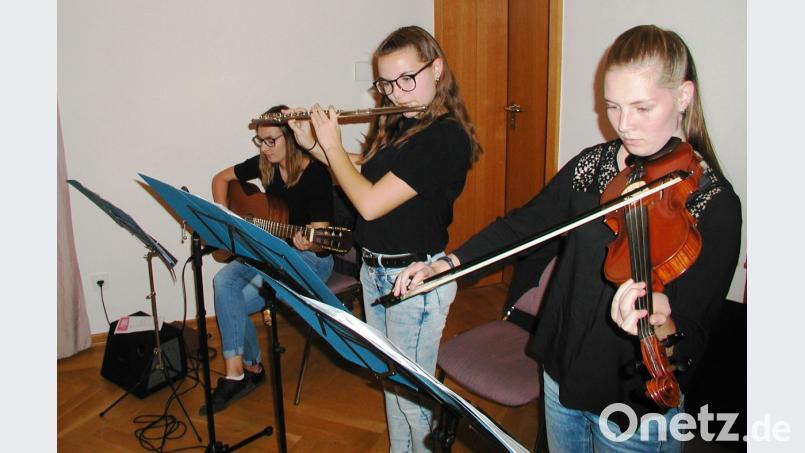 Die Geschwister Sarah, Lilli und Eva Glowka (von links) sorgten für die musikalische Umrahmung des Festakts im Mehrzwecksaal. Bild: ld