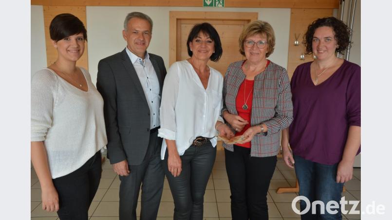 491,50 Euro konnte Johanna Schirdewahn (Zweite von rechts) für den Verein „Asante“ entgegennehmen. Mit im Bild (von links) Franziska Heindl, Bürgermeister und CSU-Ortsvorsitzender Roland Grillmeier, FU-Vorsitzende Alexandra Weiß und (rechts) FU-Kreisvorsitzende Tina Zeitler. Bild: jr