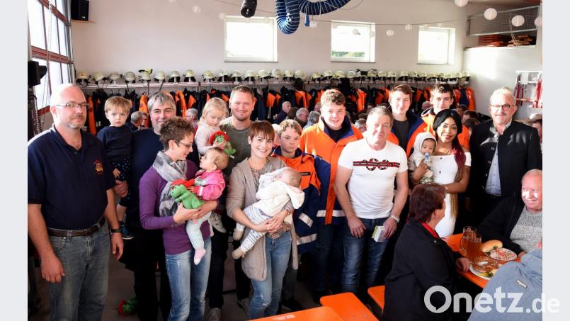 Traditionell begrüßt die Feuerwehr Püchersreuth mit Kommandant Thomas Kellner (von links) und Vorsitzendem Peter Beck sowie die Gemeinde mit Bürgermeister Rudolf Schopper (rechts) die Neugeborenen beim Zoiglfest. Bild: bgm