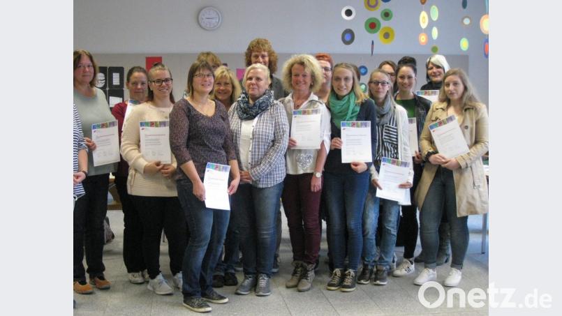Als zuverlässige Partner in der Ausbildung der Kinderpfleger wurden mehrere Praxiskindergärten und -tagesstätten gewürdigt. Die Berufsfachschule bedankte sich mit Urkunden. Bild: Eisenreich-Hierl