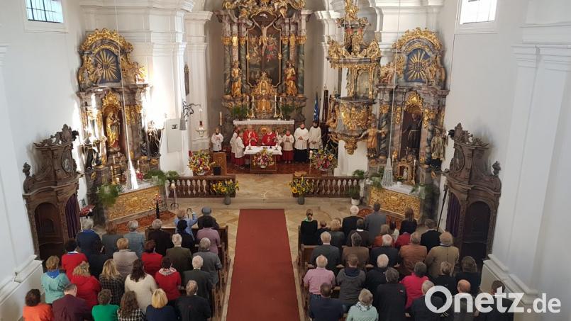 Pfarrer Josef Most vergleicht in seiner Predigt das Leben mit einem Karussell. Zusammen mit Diakon Herbert Sturm hält er den Festgottesdienst zum Übersetzungsfest in der Wallfahrtskirche. Bild: gi