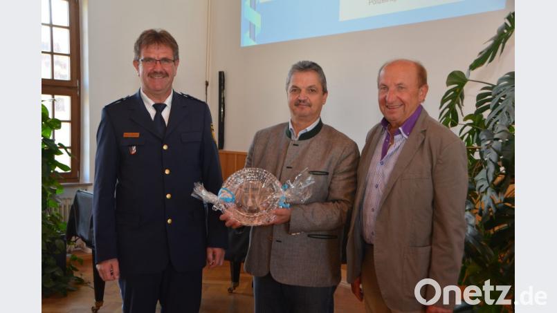 Der ehemalige Polizeibeamte von der Inspektion Prien, Peter Fenzl (rechts) überreicht Bürgermeister Andreas Wutzlhofer (Mitte) als Vorsitzendem des Vohenstraußer Polizeivereins und an Erstem Polizeihauptkommissar Martin Zehent (links) einen Erinnerungsteller, der auf dem &quot;Priener Platzl&quot; in der Vohenstraußer Dienststelle einen würdigen Platz erhält. Bild: dob