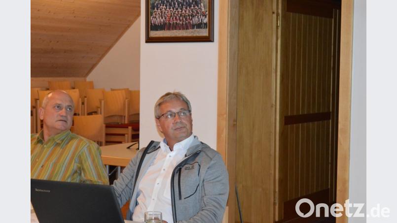 Im Beisein von Bürgermeister Walter Schauer (links) stellte Ingenieur Bernhard Preischl die Maßnahme vor und stand den Anliegern Rede und Antwort. Bild: bej