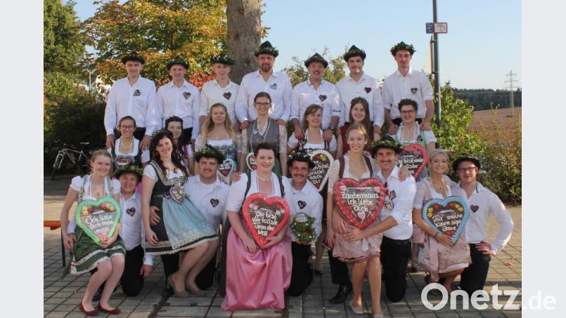 Zwölf Kirwapaare sorgen in Pursruck, die bei herrlichem Altweibersommer zahlreiche Besucher anlockte, für zünftige Stimmung. Bild: ads