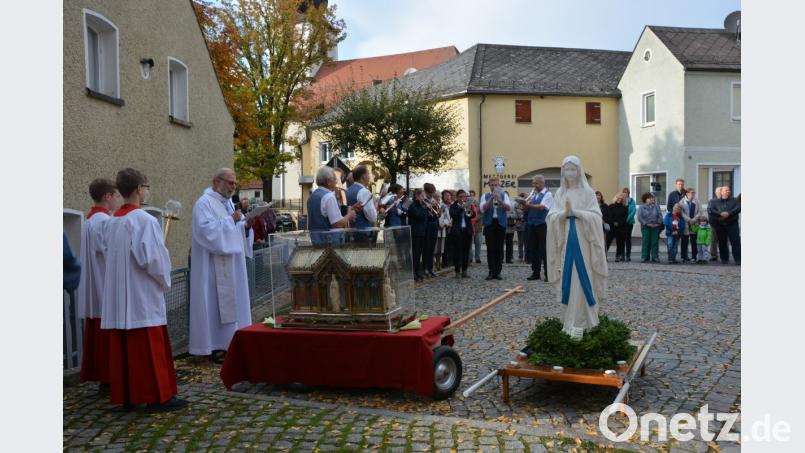 Der Reliquienschrein der heiligen Bernadette aus dem französischen Wallfahrtsort Lourdes wurde gestern am Montagnachmittag mit einer kirchlichen Feierstunde vor dem Resl-Haus in Konnersreuth begrüßt. Bild: jr