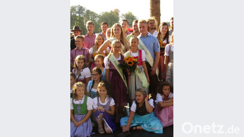 Stolz tragen Johanna Kohl und Hanna Leisner die Schärpen des Oberkirwapaars der Kinder. Bild: sck