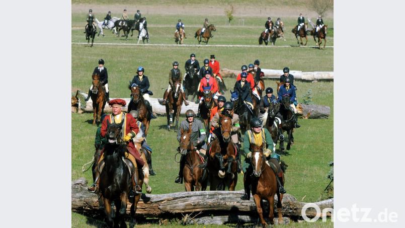 Kurfürst Friedrich V., alias Claus Herrmann (vorne links) führte seine Jagdgesellschaft durch die hügelige Landschaft des Naherholungsgebietes Fuchsstein. Bild: gf