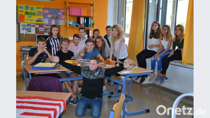 Viele Besucher feiern beim Herbstfest der Mittelschule. Bild: exb