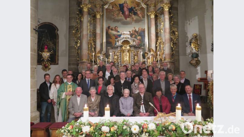Nach dem Ehejubiläumsgottesdienst gratuliert Stadtpfarrer Konrad Amschl (Vierter von links) den Jubelpaaren. Bild: jzk