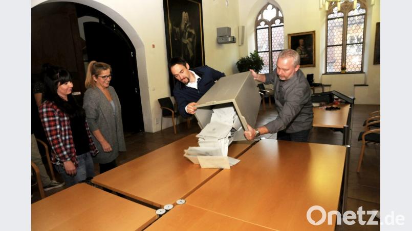 Punkt 18 Uhr fängt das große Zählen an: Hier im Rathaus öffnen die Wahlhelfer die Umschläge in einem von fünf Briefwahlbezirken. Bild: ge