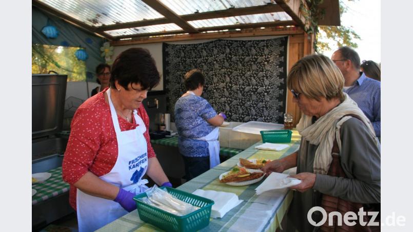 An den Verkaufsbuden bildeten sich - vor allem zur Mittags- und Abendessenszeit - lange Warteschlangen. Bild: wro