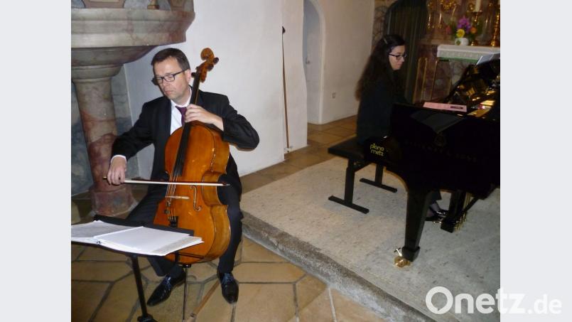 Lang anhalten Beifall gibt es für das Konzert von Fulbert Slenczka (Cello) und Mirela Slenczka (Klavier) bei den Beer-Walbrunn-Tagen in Kohlberg. Bild: Reinhold Tietz