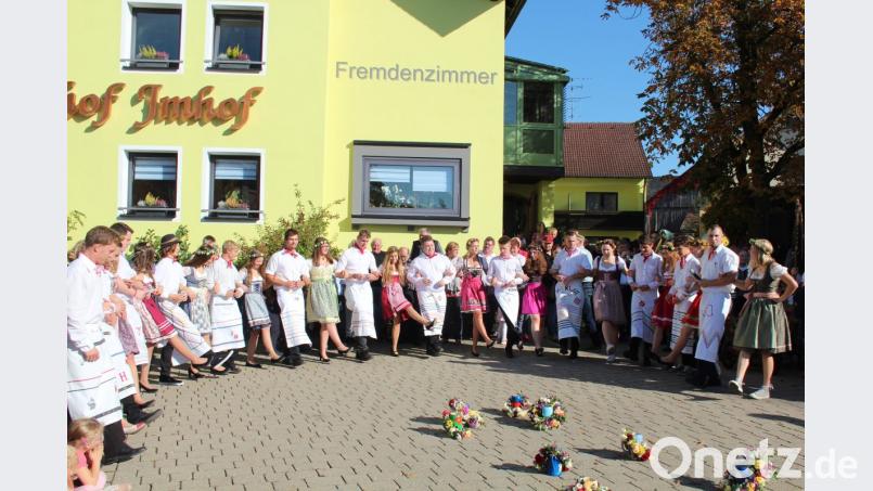 Vorm Landgasthof Imhof tanzen die Kirwaburschen und - madla auf. Bild: stg