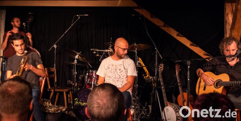 Dominik Glöbl, Sebastian Horn und Gerd Baumann beim &quot;Dreiviertelblut&quot;-Konzert im Schafferhof. Drei Stimmen, die zusammen wunderbar harmonieren. Bild: pml