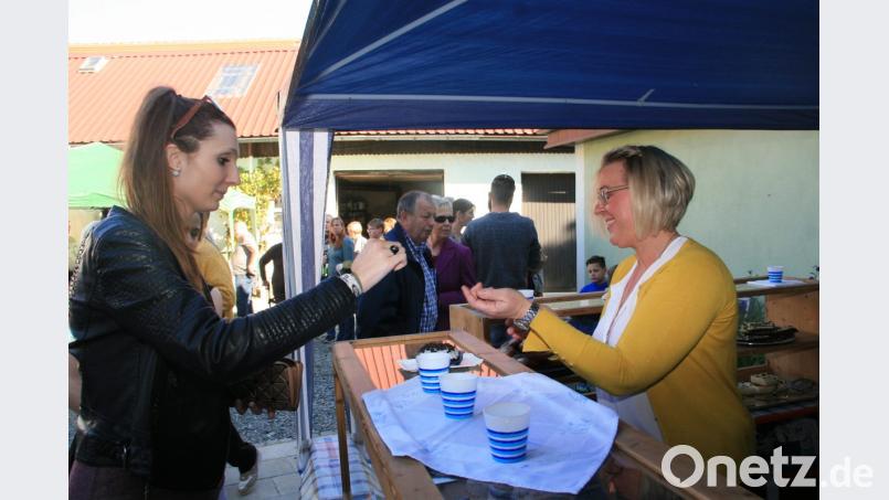 Keine Fischkirchweih ohne Kuchen und Küchl. Sabine Günthners Stand mit selbstgebackenen Leckereien war meist dicht belagert. Bild: wro