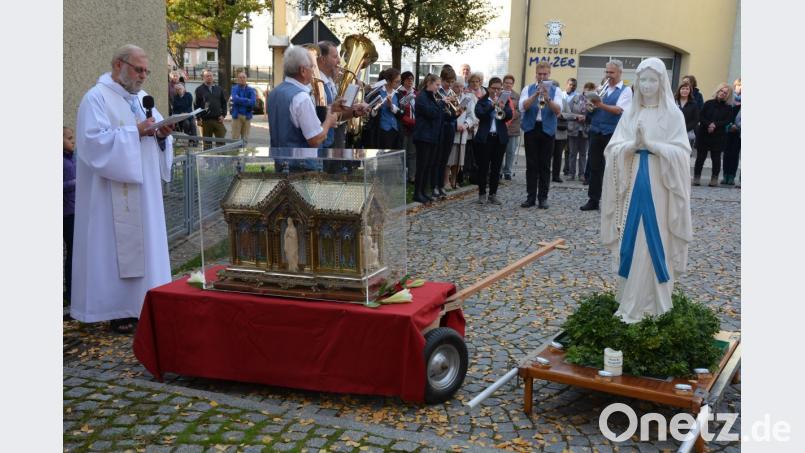 Der Reliquienschrein der heiligen Bernadette aus dem französischen Wallfahrtsort Lourdes wurde gestern am Montagnachmittag mit einer kirchlichen Feierstunde vor dem Resl-Haus in Konnersreuth begrüßt. Bild: jr