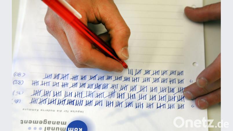 Die durchschnittliche Wahlbeteiligung im Stimmkreis Schwandorf lag bei 71,41 Prozent. Die Wahlhelfer hatten daher am Sonntag eine Menge Arbeit zu bewältigen. Bild: Götz