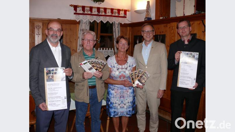 Johannes Röttges, Helmut Manske, Brigitte Kliebhan, Bürgermeister Bernd Sommer und Andreas Sagstetter(von links) bei der Präsentation des Jahresprogramm Kammermusikkreiskonzerte 2019. Bild: kgg