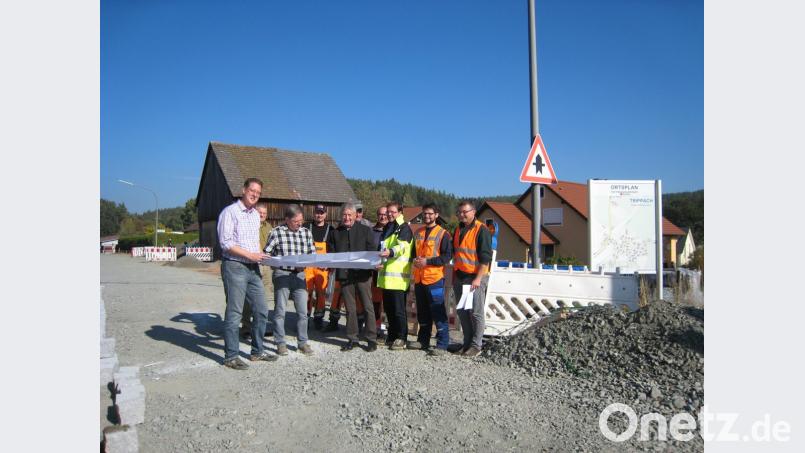Beim wöchentlichen Jour fix überzeugte sich amtierender Bürgermeister Herbert Rudolph vom Baufortschritt. Mit dabei waren (von links) Reinhard Standecker, Planungsbüro Renner und Hartmann, Martin Beyer und Hans-Georg Schönig, Verkehrs- beziehungsweise Technischen Bauamt der VG, Bauleiter Wolfgang Höring, Robert Wolfrum und Otto Zahn (zuständig für die Straßenbeleuchtung) sowie Mitarbeiter des Bauhofs. Bild: bk