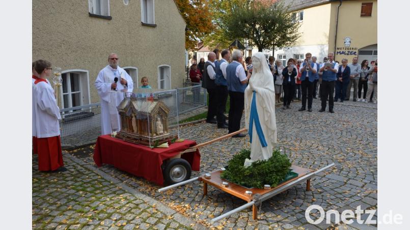 Der Reliquienschrein der heiligen Bernadette aus dem französischen Wallfahrtsort Lourdes wurde mit einer kirchlichen Feierstunde vor dem Resl-Haus in Konnersreuth begrüßt. Bild: jr