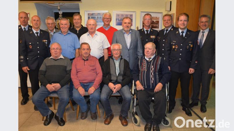 Dankurkunden erhielten zahlreiche Mitglieder der Feuerwehr Mitterteich für jahrzehntelange Mitgliedschaft. Es gratulierten Kommandant Franz Bauernfeind (links) sowie (von rechts) Bürgermeister Roland Grillmeier und Vorsitzender Christian Grillmeier. Bild: jr