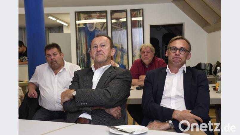 Richard Gaßner (Zweiter von links) und Peter Danninger (rechts) verflogen die Wahlkampfberichterstattung im Amberger Gewerkschaftshaus. Bild: Petra Hartl