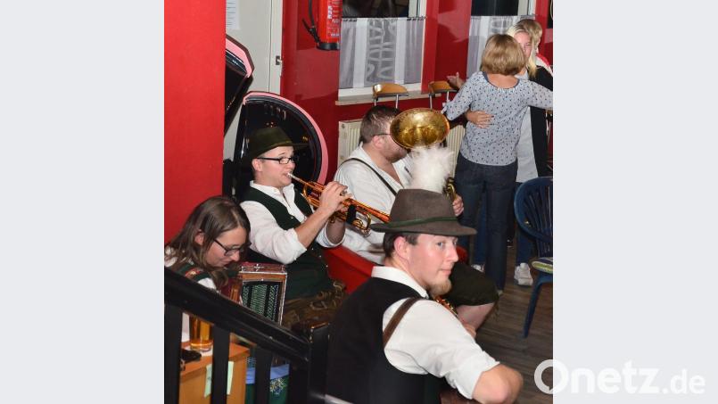 Vroni Forster, Johannes Hochwart, Norbert Reindl und Christian Schmucker (von links) musizieren in der Formation "d'Vroni &amp; d'Muhackl" beim Oktoberfest im Bistro "Flamingo". Bild: fjo