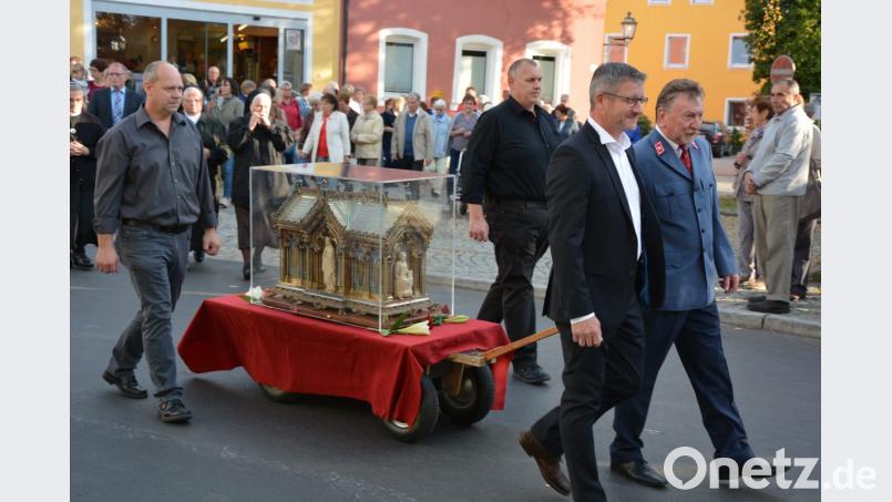 Nach der Begrüßung wurde der Reliquienschrein zur Pfarrkirche geleitet Bild: jr