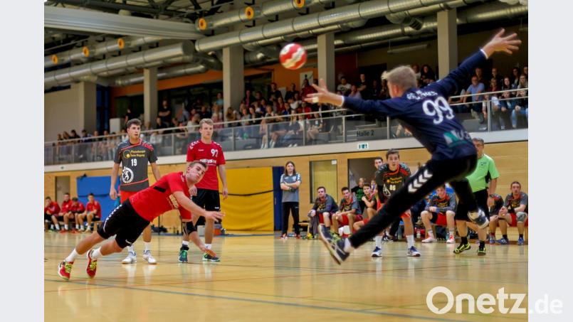 Chancen erspielten sich die Handballherren des HV Oberviechtach (rote Trikots) in heimischer Halle en masse. Doch entweder es fehlte die letzte Konsequenz, oder Leonard Malik (rechts) im Kasten der HG Hemau/Beratzhausen hatte seine Hände im Spiel. Bild: gud