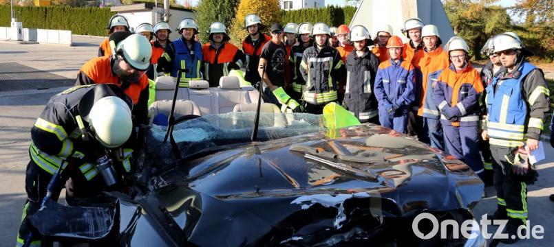 Kompakte Fahrgastzellen, hochfeste Materialien. Die Bergung eingeklemmter Personen wird immer schwieriger. Stefan Lindner und Julian Kreiner von der Flosser Wehr setzen den Entlastungsschnitt. Bild: mef