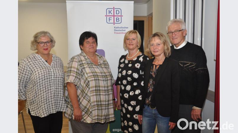 Bei den Neuwahlen werden Martha Bauer (Mitte) wieder zur Bezirksvorsitzenden gewählt. Hannelore Hopfner aus Schönsee (Zweite von rechts) und Claudia Wiesent aus Erpetshof (Zweite von links) sind mit im Führungsteam. Zum geistlichen Beirat bestimmten die Frauen erneut Pfarrer Georg Hartl aus Waidhaus (rechts). Josefa Bauer (links) vertrat den Diözesanverband Regensburg. Bild: dob