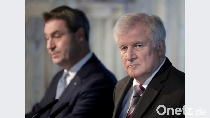 Ministerpräsident Markus Söder (links) und der Parteivorsitzende und Bundesinnenminister Horst Seehofer geben am Montag nach der Vorstandssitzung der CSU eine Pressekonferenz. Bild: Peter Kneffel/dpa