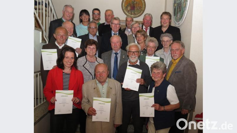 Zur Herbstversammlung ehrte die Siedlergemeinschaft „Am Krumpes“ langjährige Mitglieder im Kreise der Vorstandschaft. Bild: Dobmeier Bild: Dobmeier