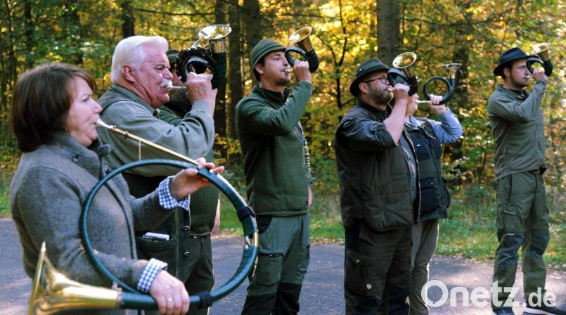 Die Bläser des Bayerischen Jagdverbands, Kreisgruppe Amberg begleiteten die Schleppjagd mit ihren wohlklingenden Jagdsignalen. Bild: gf
