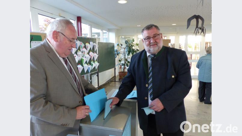 Bürgermeister Armin Schärtl (rechts) bei der Stimmabgabe. Der Direktkandidat der SPD zeigte sich von seinem persönlichen Ergebnis (9,55 Prozent) &quot;enttäuscht, aber nicht verbittert&quot;. Bild: Völkl