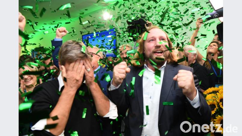 Der Bundesvorsitzende von Bündnis 90/Die Grünen Robert Habeck und Anton Hofreiter, Vorsitzender der Bundesfraktion, jubeln im Landtag nach den ersten Wahlergebnissen. Bild: Sven Hoppe