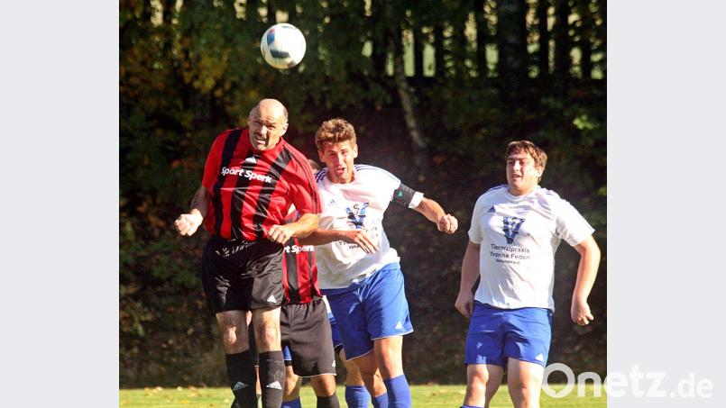 Mit 48 Jahren ist der Waldthurner Angreifer Hubert Pühler (links) immer noch so sprunggewaltig wie seine Gegenspieler: Der FSV Waldthurn gewann das Kellerderby gegen den SV Altenstadt/Voh. verdient mit 2:0. Bild: Kreuzer
