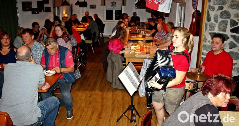 Gaudi und gute Stimmung gab es beim Bayern-Fanclub &quot;Gute Freunde&quot; und dem Zoiglfest in der Brettlhüttn. Bild: zer